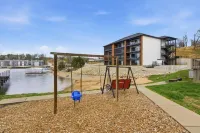 Bright Lakefront Condo, Amazing Views, Pools, Hot Tub - Boutique