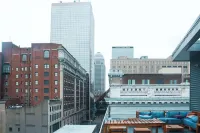 Luxury Apt Steps from 4th Street Live — Pool, Hot Tub & Free Parking - Apartments