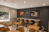 Super 8 by Wyndham Brenham TX - breakfast