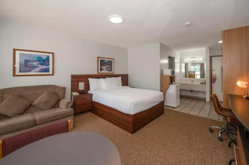 Coast Whitecourt Hotel - parking