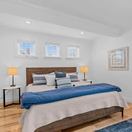 Downtown Flat Walk to Dining Shops Sleeps 4