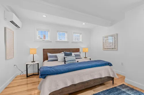 Downtown Flat Walk to Dining Shops Sleeps 4 - WiFi