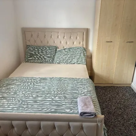 Serene 5-bedroom House in Dudley