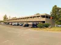 Golden North Inn - parking