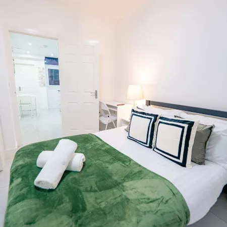 Stylish 1BR Ground Level with Private Patio Garden
