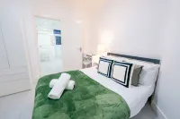 Stylish 1BR Ground Level with Private Patio Garden - Condos