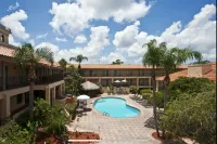 Red Roof PLUS+ & Suites Tampa- Busch Gardens - parkir