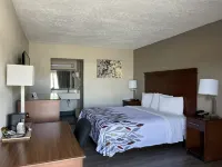 Red Roof Inn LaGrange - parking