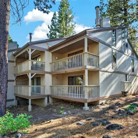 Tahoe Pines Retreat by Avantstay Pine-view Townhome Shared Pool + Mins to Northstar