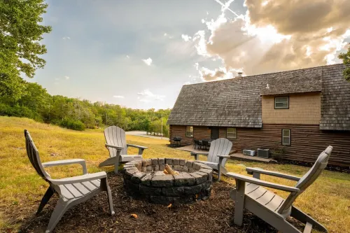 Lakeside Resort Cabin Steps to Table Rock Lake - Minutes to Sdc! - Chalets