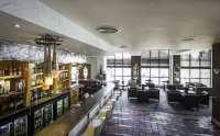 Holiday Inn LONDON - SUTTON by IHG - bar