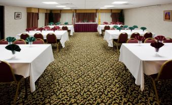 Holiday Inn Express & Suites Raton