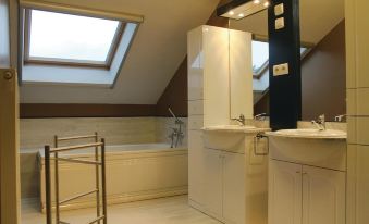 Awesome Home in Borlo with 4 Bedrooms and Wifi - Housity
