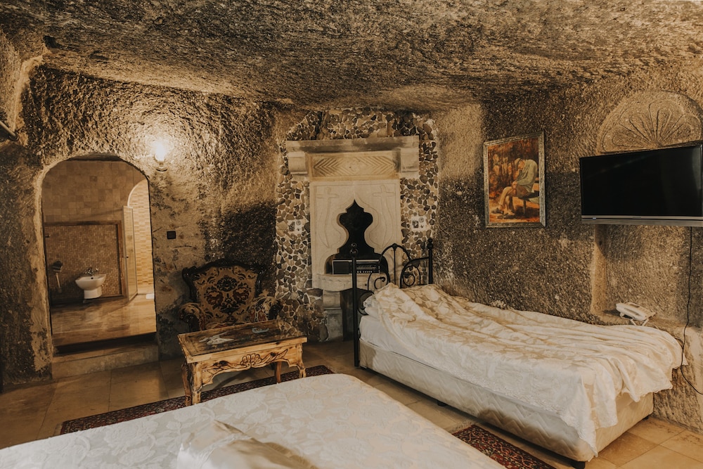 Holiday Cave Hotel