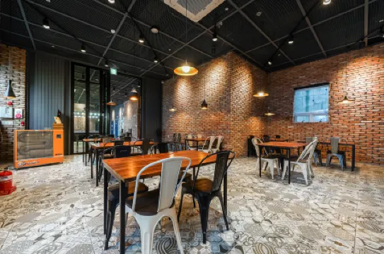 Hotel Quartz Отели рядом с достопримечательностью «Морской пляж Тадэпхо»