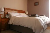 The Hollybush Inn and B&B Hotels in Fawsley