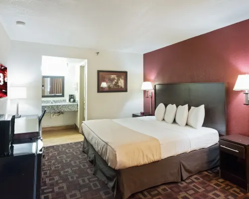 Red Roof Inn Oklahoma Airport - I-40 W/Fairgrounds Hotels near Athena Mall