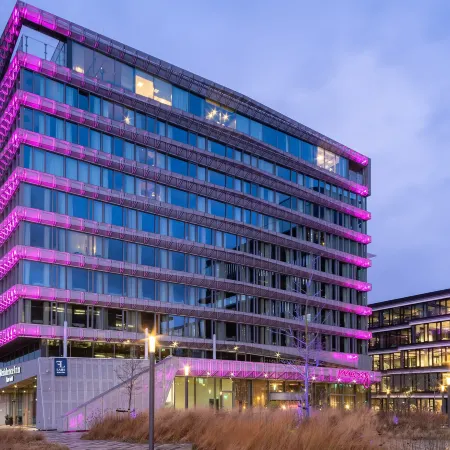 Moxy Amsterdam Houthavens Отели рядом с достопримечательностью «Выставка «Тайны тела. Вселенная внутри»»