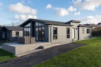 Hiraeth - Luxury Lodge with Hot Tub Close to Beach