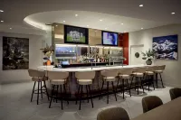 Holiday Inn & Suites MONTREAL AIRPORT by IHG - bar