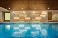 Ramada by Wyndham Lahore Gulberg II - piscina