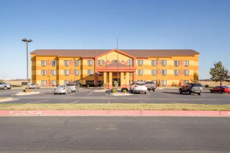 Quality Inn & Suites MidAmerica Industrial Park Area Отели в г. Чуто