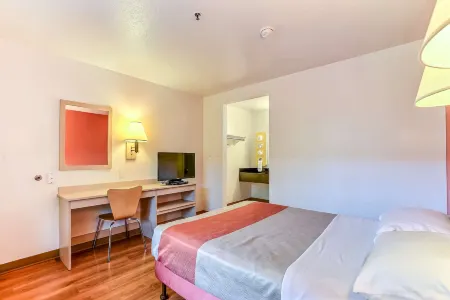 Motel 6 Pinole, CA Отели рядом с достопримечательностью «Парк Тилден Риджинал»