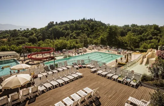 諾切尼吉拉索雷村酒店