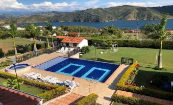 Finca Lago Calima with Excellent View