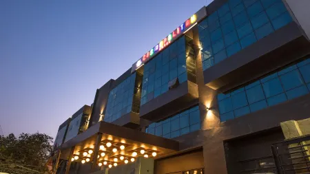 Cosmopolitan Hotel Indore Отели рядом с достопримечательностью «Сакет Гарден»