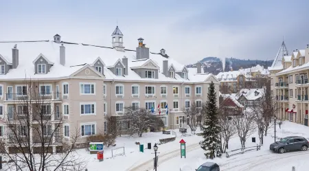Holiday Inn Express & Suites Tremblant Отели рядом с достопримечательностью «Ski de fond Mont-Tremblant»