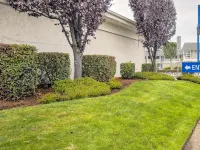 Motel 6 Coos Bay, or Hotels near McCullough Memorial Bridge