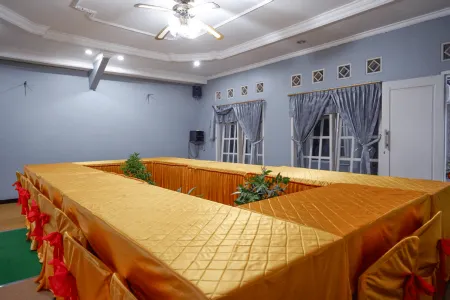 RedDoorz Near Stasiun Purwokerto Отели рядом с достопримечательностью «Monumen Panglima Besar Jenderal Soedirman»