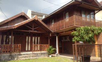 Omah Kayu Guesthouse