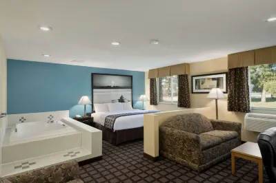 Super 8 by Wyndham Whitewater WI Các khách sạn ở Fort Atkinson