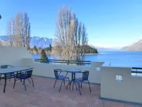 Lakefront Apartments,18 Lake Esplanade Road Hotels in Closeburn