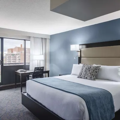 Ottawa Embassy Hotel & Suites Hotel dekat Pusat Kesenian Nasional