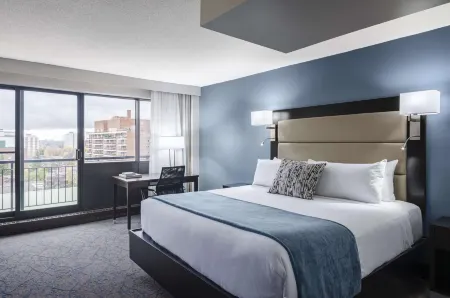 Ottawa Embassy Hotel & Suites Отели рядом с достопримечательностью «Бичвуд Фунерал, Семетери энд Кремейшен Сервисиз»