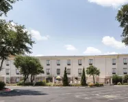 Comfort Inn & Suites Hotels near Reveille Peak Ranch