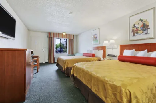 Travelodge Inn & Suites by Wyndham Anaheim on Disneyland Dr Hotels near Disney California Adventure Park