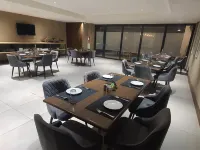 SALTSTAYZ EXPRESS - Golf Course Raod & DLF PHASE-1 Hotels near IndiGo