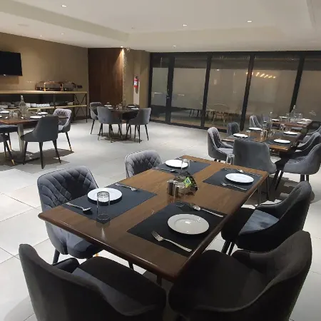 SALTSTAYZ EXPRESS - Golf Course Raod & DLF PHASE-1 Отели рядом с достопримечательностью «Бизнес-центр DLF CyberHub»