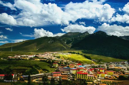 Luqu Langmusi Hongshan Holiday Hotel Отели рядом с достопримечательностью «Gandansaichi Temple»