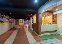 Hotel RadhaKrishna-Couple Friendly - parkir