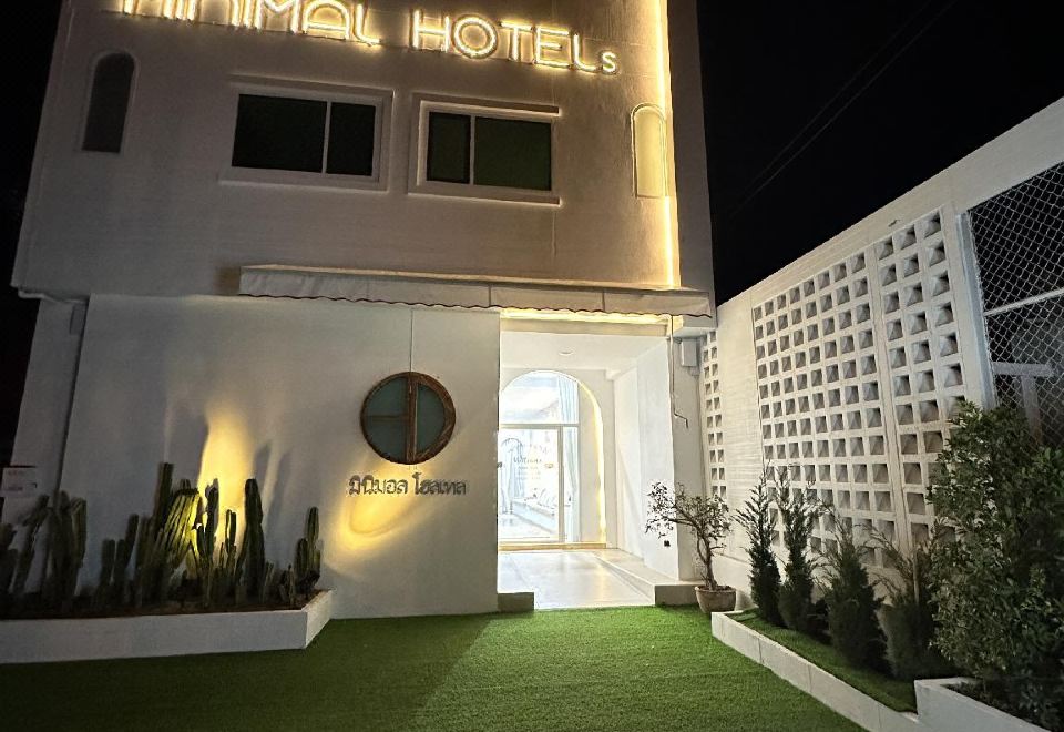 Minimal Hotels