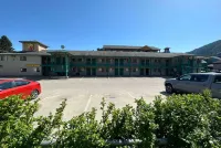 Super 8 by Wyndham Sicamous - Parkering