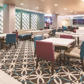La Quinta Inn & Suites by Wyndham Dallas Plano - the Colony