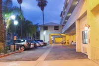 Howard Johnson by Wyndham Torrance - parkir