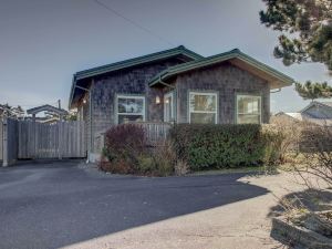 Chic Summer House Cottage Walk to Ocean!