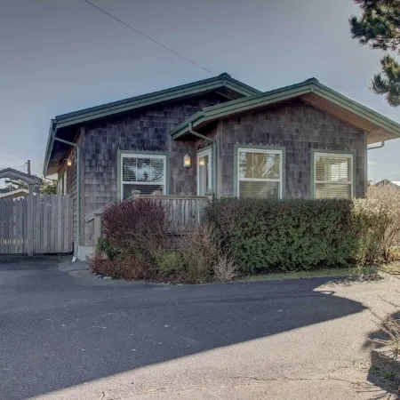 Chic Summer House Cottage Walk to Ocean!